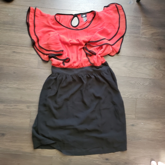 H&M Dresses & Skirts - H&M Flowy red and black dress, tiered sleeves, cinched waist